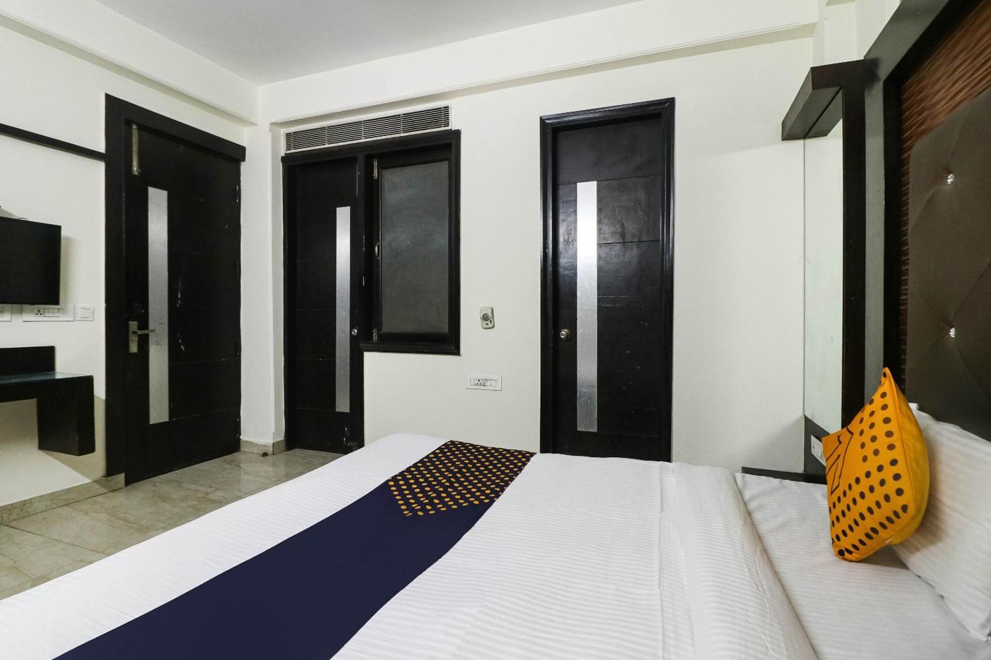 Spot On Hotel Grace Near Star Mall Γκουργκάον Εξωτερικό φωτογραφία