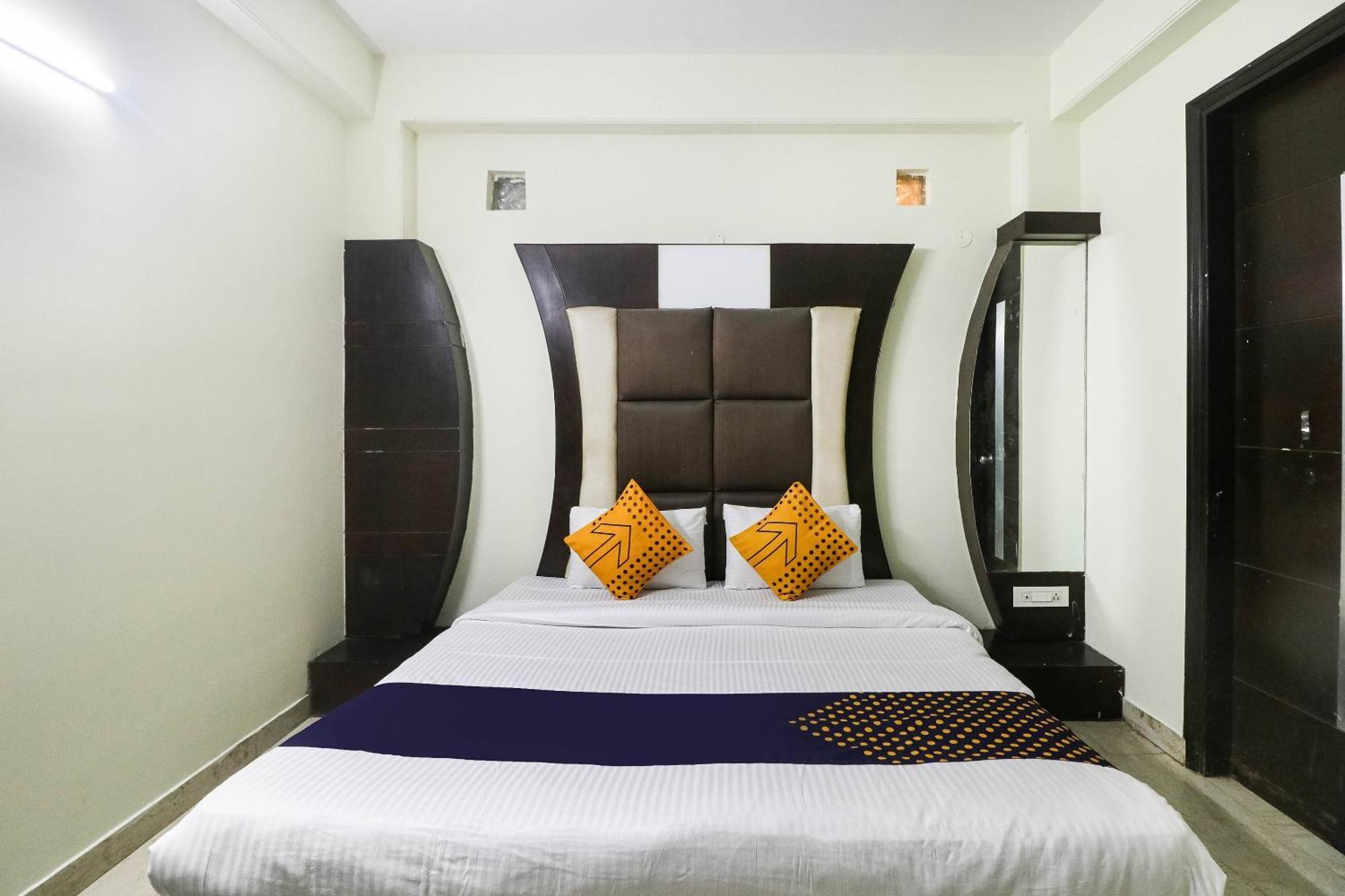 Spot On Hotel Grace Near Star Mall Γκουργκάον Εξωτερικό φωτογραφία