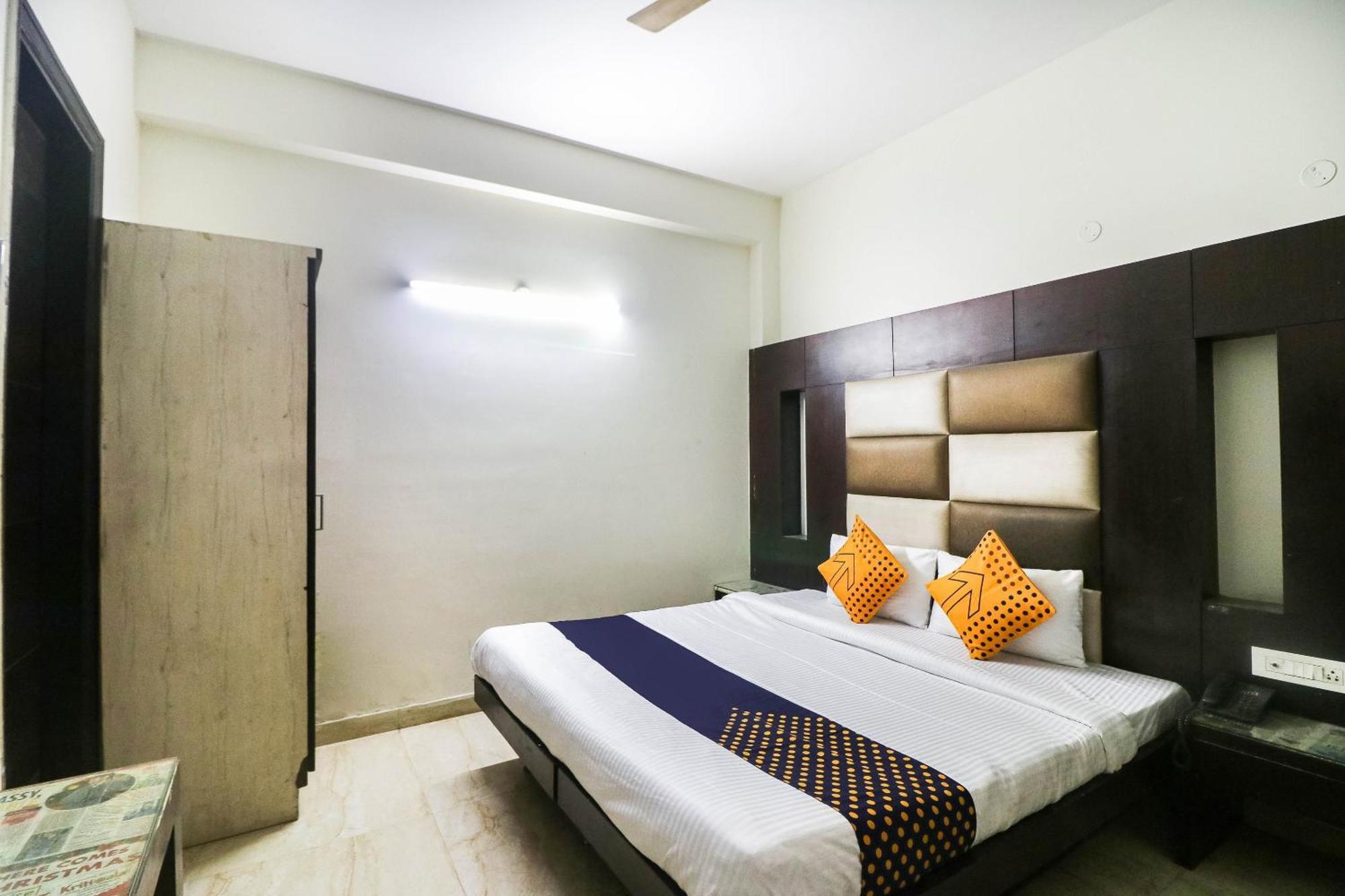 Spot On Hotel Grace Near Star Mall Γκουργκάον Εξωτερικό φωτογραφία