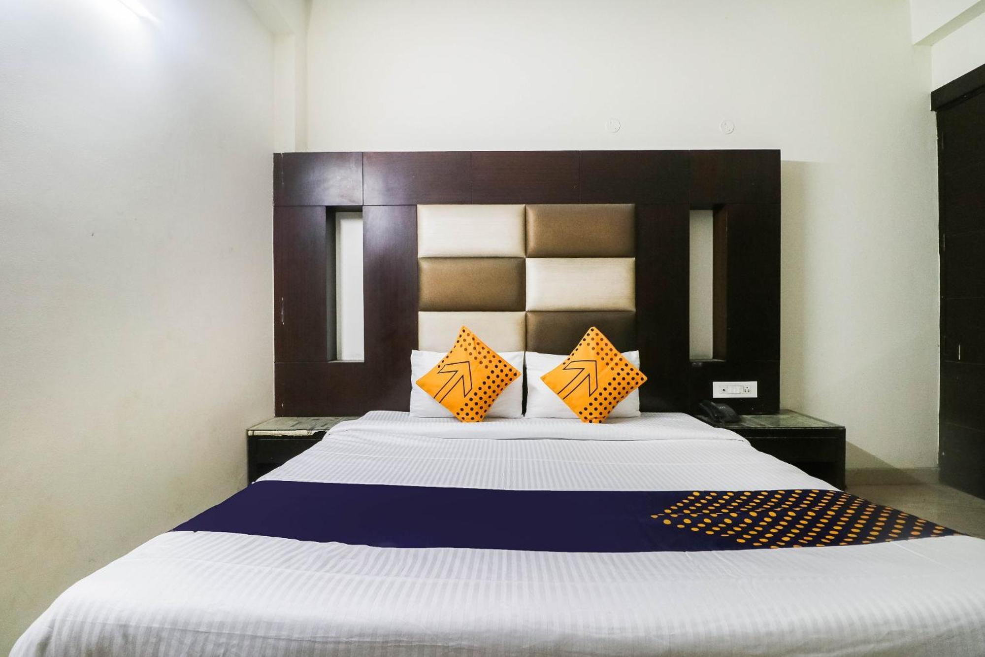 Spot On Hotel Grace Near Star Mall Γκουργκάον Εξωτερικό φωτογραφία