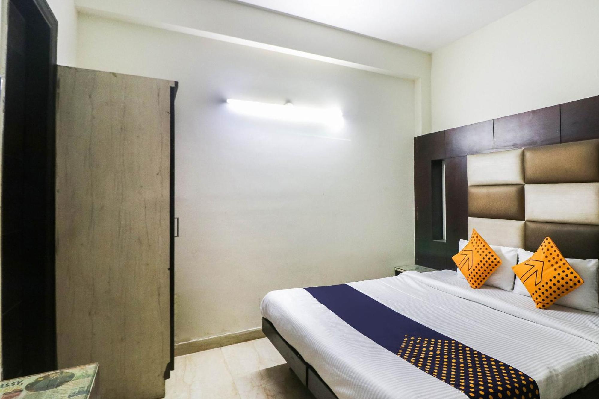 Spot On Hotel Grace Near Star Mall Γκουργκάον Εξωτερικό φωτογραφία